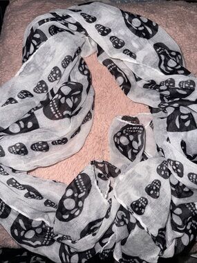 Black & White Skull Pattern Lightweight Scarf